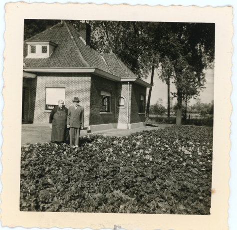 Leon Collin en Louise Homan aan de bloemisterij, Destelbergen, 1965-1969
