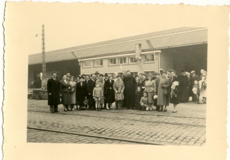 Groepsfoto voor vertrek pater Alfons Mabilde naar Belgisch-Congo, Antwerpen, 1954