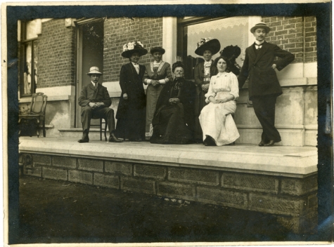 Familie Van Eeckhaute aan woning, Lochristi, 1900-1914
