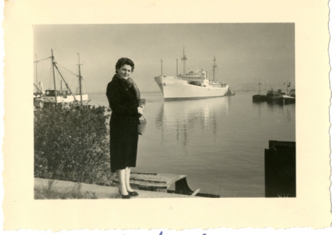 Marieke Mabilde bij het vertrek pater Alfons Mabilde naar Belgisch-Congo, Antwerpen, 1954