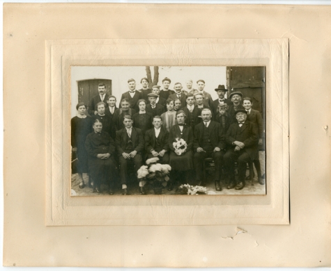 Groepsfoto huwelijk Eleuthère Steurbaut - Emma Van Bever, Oosterzele, 1925