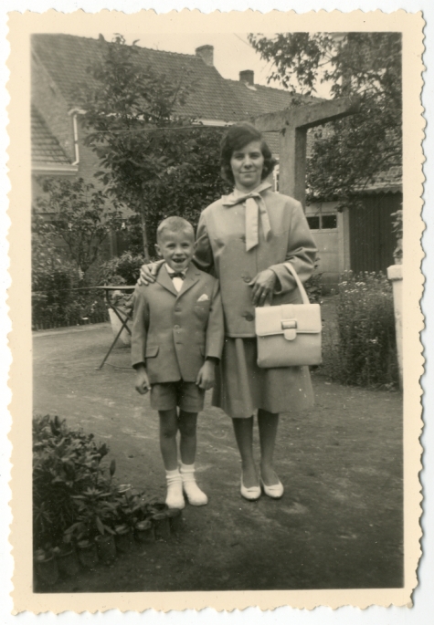 Jeannine Steurbaut met haar zoon Simon op zijn eerste communie, Oosterzele, 1963