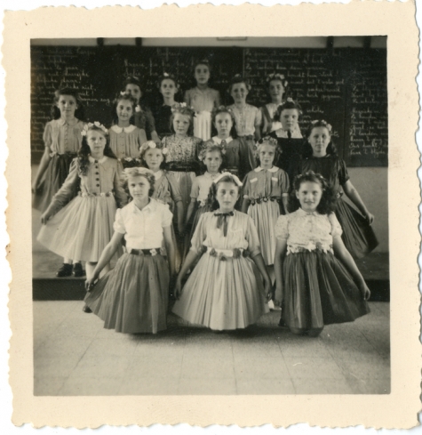 Klasfoto snit en naad, klooster Oosterzele, 1945