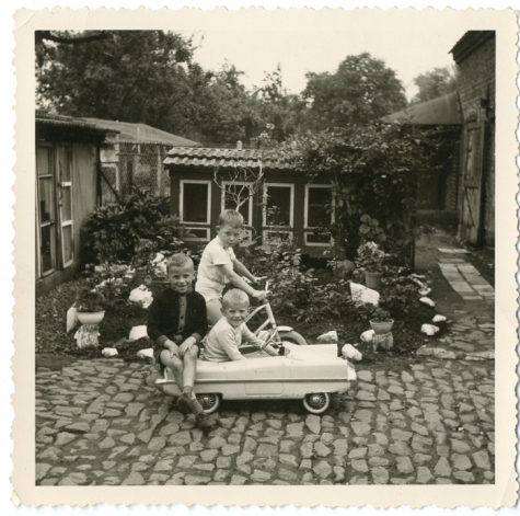 Patrick De Nutte, Simon Verbrugghen en broer met fiets en speelauto, Oosterzele, 1963