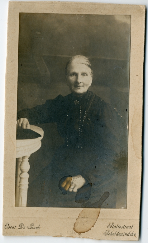 Portetfoto Eulalie Hanssens Maria, Scheldewindeke, 1920