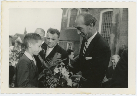 Boeket voor Burgemeester Jean De Schryver bij zijn herbenoeming, Lochristi, 23 oktober 1959