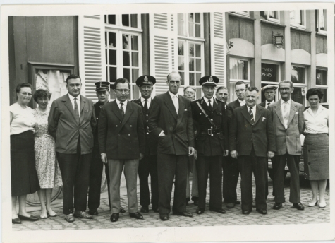 Groepsfoto gemeentepersoneel, Schepencollege en burgemeester Jean De Schryver, Lochristi, 1960