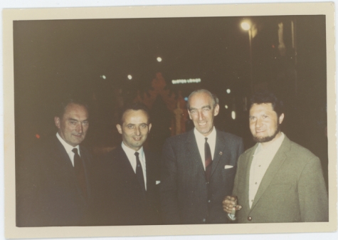 Groepsfoto met burgemeester De Schryver, Lochristi