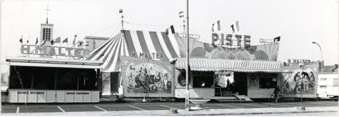 Circustent en -wagens van Circus Piste