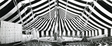 Binnenkant van de tent van Circus Piste