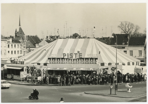Tent van Circus Piste met aanschuivend publiek