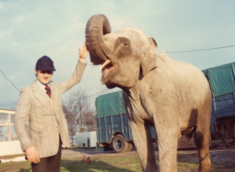 Harry Malter met olifant tussen de beestenwagens