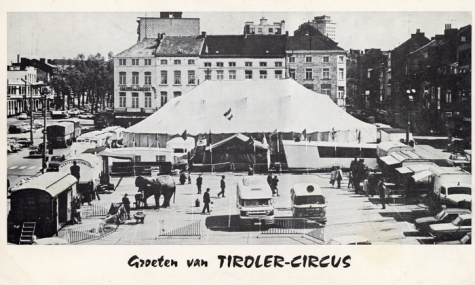 Circustent en opstelling met wagens van het Tiroler Circus te Charleroi