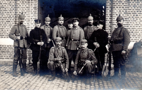 (Duitse soldaten voor de kerk in Melle)