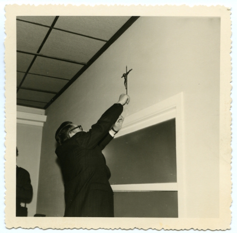 Bevestigen kruisbeeld, zaal Drie Koningen, Merelbeke, 1959