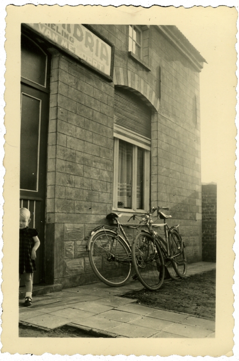 Twee fietsen aan de gevel van café "Den drieling" bij Georges Van Meldert, Scheldewindeke, 1950-1960