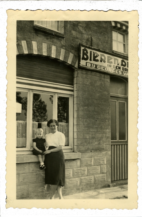 Vrouw met kind voor café "Den drieling" bij Georges Van Meldert, Scheldewindeke, 1950-1960