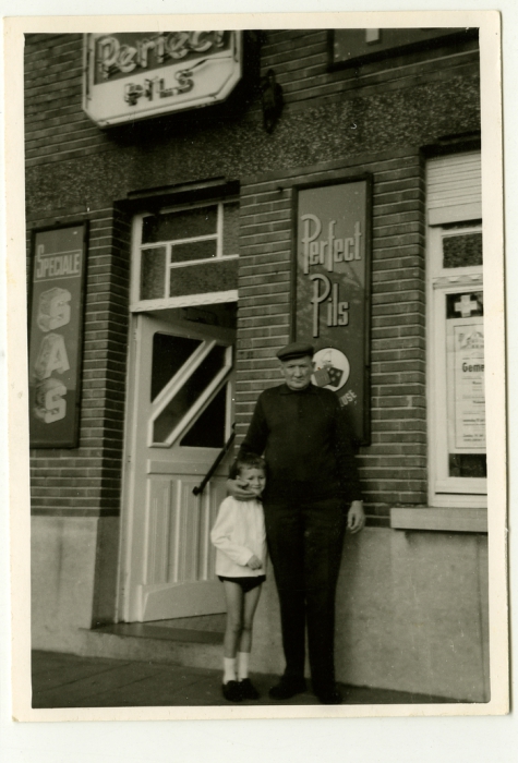 Café 't Roosken, uitbater Germain Vermeulen met kleinkind, 1950-1960 