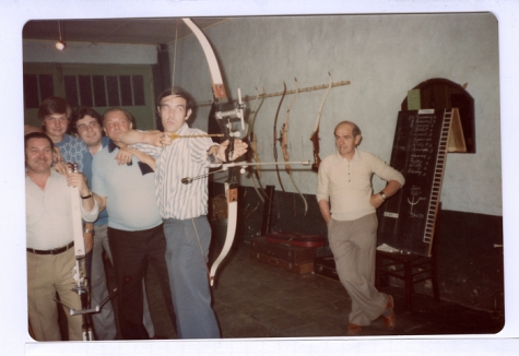 Vijf schutters en toezichter in café "'t Roosken", Scheldewindeke, 1970-1980