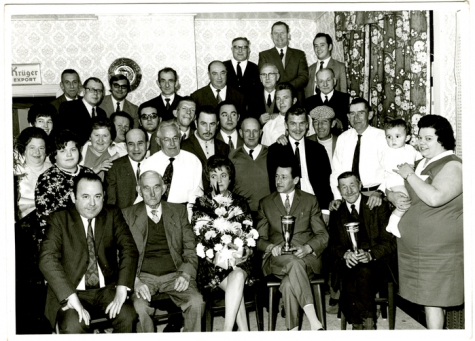 Groepsfoto ter gelegenhied van een kaarttoernooi in café "Bij Jeroom", 1950-1960