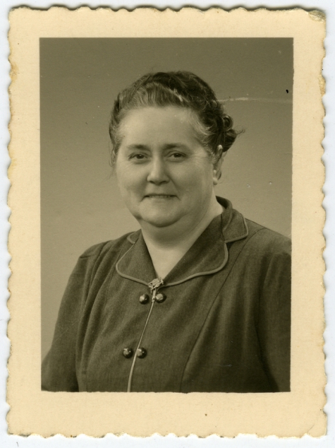 Maria D'Hoossche, uitbaatster van café "De klokke" in Scheldewindeke, 1951