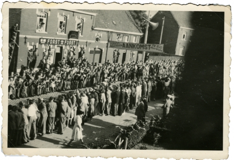 Aankomst Grote Prijs beroepsrenners, Scheldewindeke, 1951