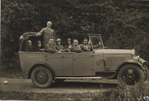 De familie Poppe uit Melle maakt een autorit in de bergen rond Lourdes, 1929