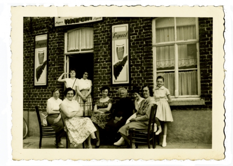 Groep vrouwen voor café "Den drieling" bij Georges Van Meldert, 1950-1960