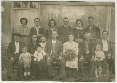 Groepsfoto bij het huwelijk van De Laporte Jacqueline Renée, Sint- Lievens- Houtem