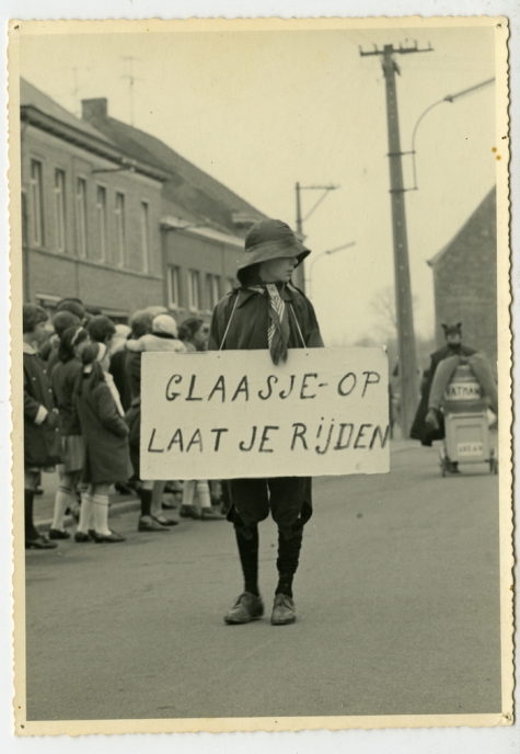 Glaasje op laat je rijden, Bacchusstoet, Sint- Lievens- Houtem, 1960-1970