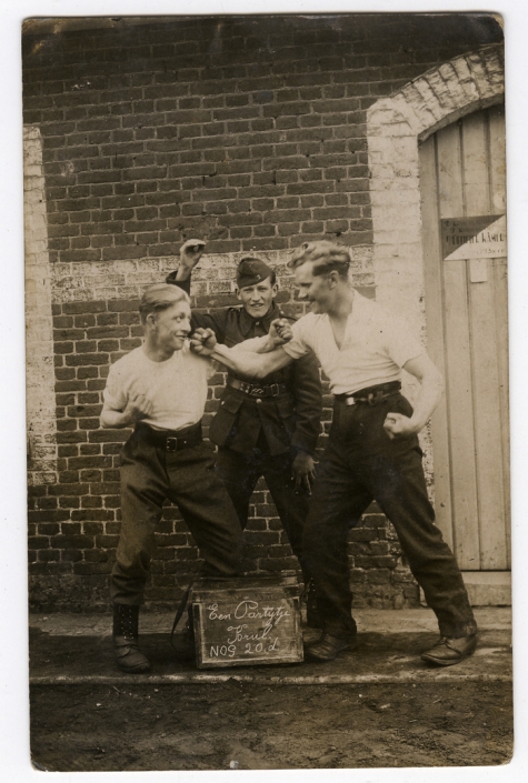 Drie militairen waaronder Roger De Landsheer, 2de Linie, negende compagnie, 1936