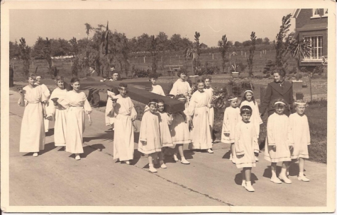 Dragen van het kruis tijdens de stoet, Livinusfeesten, Sint-Lievens-Houtem, 1957