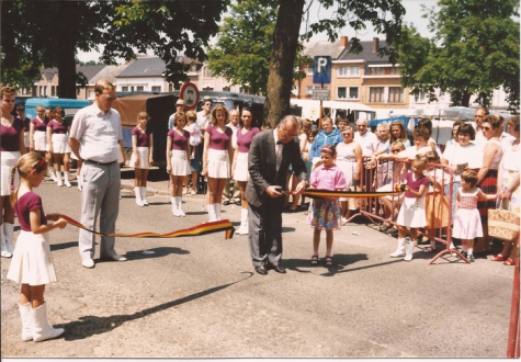 Burgemeester Otte knip lint door op de markt, Sint-Lievens-Houtem