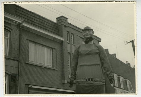 Reus met bolhoed in de Bacchusstoet, Sint- Lievens- Houtem, 1960-1970