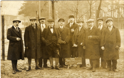 Groepsfoto van gevangenen in Duitsland tijdens Wereldoorlog I, waaronder politiecommissaris Gentil Demeyer uit Melle, 1916