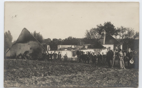 Mensen voor een uitgebrande hoeve, Melle, 1914-1918