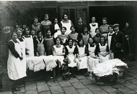 Personeel van de wasserij Vermeir, Merelbeke, 1925