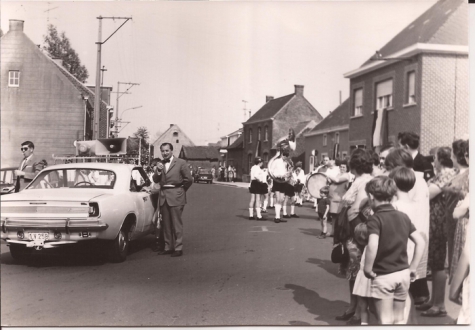 Burgemeester Otte spreekt de bevolking toe, Sint- Lievens- Houtem, 1959 