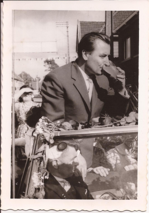 Burgemeester Otte drinkt op de dag van zijn inhuldiging, Sint- Lievens- Houtem, 1959