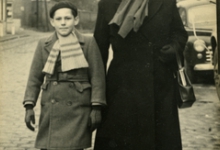 Robert Coppens en zijn moeder gaan naar Houtem Jaarmarkt, Sint-Lievens-Houtem, 1953 Robert Coppens en zijn moeder gaan naar Houtem Jaarmarkt, Sint-Lievens-Houtem, 1953