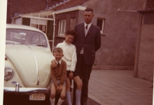V.l.n.r. Martin Moerman, Marc Moerman en Valère Moerman aan de Volkswagen Kever van de familie Moerman-Westelinck, Merelbeke, 1969. V.l.n.r. Martin Moerman, Marc Moerman en Valère Moerman aan de Volkswagen Kever van de familie Moerman-Westelinck, Merelbeke, 1969.