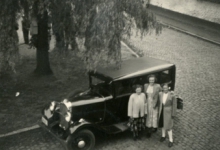 Mariette Jacobs, Jenny en Monique Vander Heyden aan de wagen van Silvain Jacobs, Merelbeke, 1950 Mariette Jacobs, Jenny en Monique Vander Heyden aan de wagen van Silvain Jacobs, Merelbeke, 1950