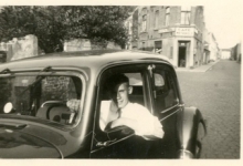 Jean De Keukelaere in de Citroën van Arthur De Meyer, Gentbrugge, 1950 Jean De Keukelaere in de Citroën van Arthur De Meyer, Gentbrugge, 1950