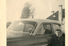 Familie Strijmeersch aan hun wagen, Sint-Lievens-Houtem, 1955 Familie Strijmeersch aan hun wagen, Sint-Lievens-Houtem, 1955