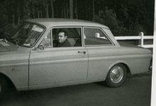 Omer D(Hooge in zijn Ford taunus, Waasmunster, 1950-1960 Omer D(Hooge in zijn Ford taunus, Waasmunster, 1950-1960