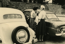 Marie-José Laveren aan enkele auto's, Scherpenheuvel, 1950-1960