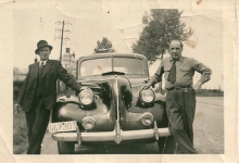 Jozef De Saedeleer aan een wagen, Sint-Lievens-Houtem, 1940-1950 Jozef De Saedeleer aan een wagen, Sint-Lievens-Houtem, 1940-1950