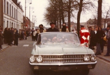 Een Ford in de Bacchusstoet, Sint-Lievens-Houtem, jaren 1960 Een Ford in de Bacchusstoet, Sint-Lievens-Houtem, jaren 1960