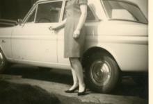 Mariette De Mulder naast Ford Taunus, Letterhoutem, jaren 1970