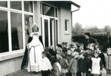 Sint-Maarten op bezoek in een klasje, Sint-Lievens-Houtem, jaren 1960